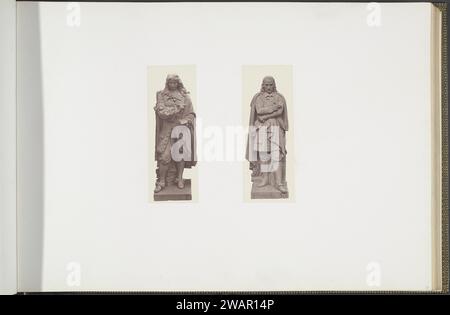 Plot-Modelle für Skulpturen am Palais du Louvre: Links 'La Rochefoucauld' von Noël Jules Girard und rechts 'Corneille' von Henri Lemaire, ca. 1855 - ca. 1857 Fotografie Teil der Réunion des Tuileries au Louvre 1852-1857, Album 1. Paris Papier. Fototräger mit gesalzenem Papier Dauerausstellung, Museum. Skulptur, Reproduktion einer Skulptur Palais du Louvre. Tuilerieënpaleis. Louvre Museum. Paris Stockfoto