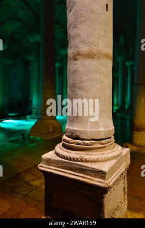 Istanbul, Türkei, Statuen und Säulen in der restaurierten Basilika-Zisterne oder Yerebatan Sarayi. Selektive Fokussierung auf den Vordergrund Stockfoto