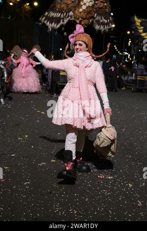 Madrid, Spanien. Januar 2024. Schauspielerparade während der drei Könige Parade 2024 in Madrid, 5. Januar 2024 Spanien. (Foto: Oscar Gonzalez/SIPA USA) (Foto: Oscar Gonzalez/SIPA USA) Credit: SIPA USA/Alamy Live News Stockfoto