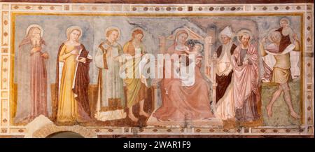 TREVISO, ITALIEN - 4. NOVEMBER 2023: Das Fresko der Madonna unter den Heiligen in der Kirche Chiesa di San Francesco von Tommaso da Modena (1350). Stockfoto