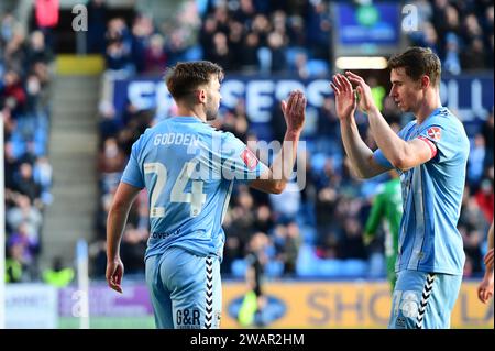 Coventry am Samstag, den 6. Januar 2024. Coventry, Großbritannien. Januar 2024. Matt Godden (24 Coventry City) feiert mit Ben Sheaf (14 Coventry City) beim Spiel der dritten Runde des FA Cup zwischen Coventry City und Oxford United in der Coventry Building Society Arena, Coventry, Coventry am Samstag, den 6. Januar 2024. (Foto: Kevin Hodgson | MI News) Credit: MI News & Sport /Alamy Live News Stockfoto