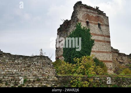 Mauern von Konstantinopel im Stadtteil Fatih in Istanbul, Türkei. Malerische Aussicht auf alte Ruinen, Denkmal des berühmten römischen Byzantinischen Reiches. Bekannt als Theo Stockfoto