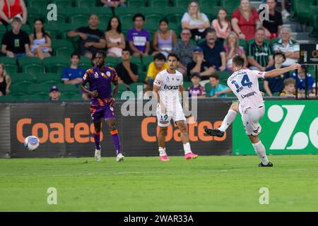 Januar 2024; HBF Park, Perth, Western Australia, Australien; A-League Football, Perth Glory gegen Melbourne Victory; Connor Chapman of Melbourne Victory hat einen Torschuss Stockfoto