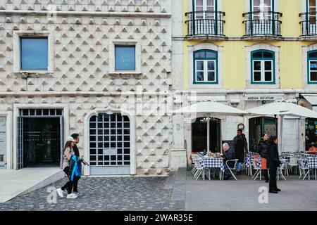 Lissabon, Portugal - Dezember 2023: Stadtstraße mit typischen Gebäuden und Restaurants Stockfoto