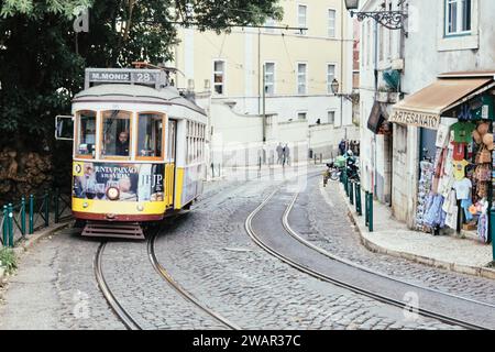 Lissabon, Portugal - Dezember 2023: Straßenbahn im Bezirk Alfama Stockfoto