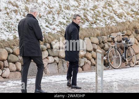 Kronprinz Frederik trifft ein, bevor Produzent, Filmregisseur und Generalkonsul Michael Haslund-Christensen am Samstag, den 6. Januar 2024, von der Kastelkirche in Kopenhagen zur Ruhe gebracht wird. Michael Haslund-Christensen starb 58 Jahre alt. Am 14. Januar 2024 dankt Königin Margrethe II. Als Königin von Dänemark ab und überlässt den Thron Kronprinz Frederik, der am selben Tag zum König Frederik X. ernannt wird. (Foto: Ólafur Steinar Rye Gestsson/Ritzau Scanpix) Stockfoto