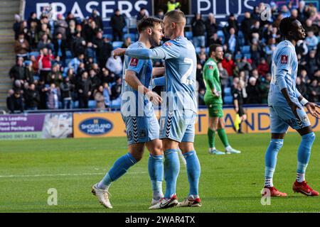 Coventry, Großbritannien. Januar 2024. 6. Januar 2024; Coventry Building Society Arena, Coventry, England; FA Cup Third Round Football, Coventry City gegen Oxford United; Jake Bidwell von Coventry Celebratrers mit Matt Godden aus Coventry zum zweiten Tor des Spiels in der 84. Minute für 6-2 Credit: Action Plus Sports Images/Alamy Live News Stockfoto