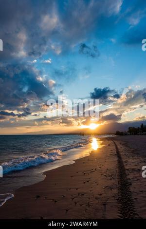 Farbenfroher Sonnenuntergang auf dem Meer. Bergsee in den Strahlen der orangen Sonne. Kirgisistan, Issyk-Kul-See. Natürlicher Hintergrund. Querformat Stockfoto
