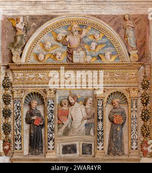 VICENZA, ITALIEN - 5. NOVEMBER 2023: Der Renaissance-Altar der Pieta 1474 der Familie Pojana in der Kirche chiesa di San Lorenzo von Pietro Lombardo 1474. Stockfoto