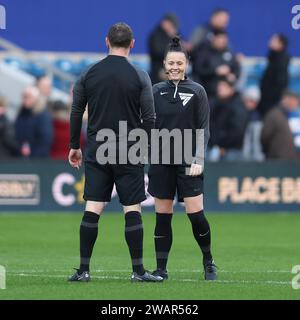 London, Großbritannien. Januar 2024. Schiedsrichterin Rebecca Welch lächelte beim FA Cup Spiel zwischen den Queens Park Rangers und Bournemouth am 6. Januar 2024 im Loftus Road Stadium in London. Foto von Ken Sparks. Nur redaktionelle Verwendung, Lizenz für kommerzielle Nutzung erforderlich. Keine Verwendung bei Wetten, Spielen oder Publikationen eines einzelnen Clubs/einer Liga/eines Spielers. Quelle: UK Sports Pics Ltd/Alamy Live News Stockfoto