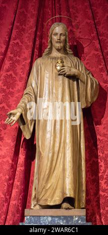 VICENZA, ITALIEN - 5. NOVEMBER 2023: Die in der polychormen Statue des Herzens Jesu in der Kirche Chiesa di Santa Maria dei Servi von Romano Franc Stockfoto