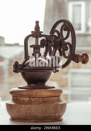 Original Kaffeebohnen-Original-Mahlwerk aus Metall mit Handkurbel. Alte originale Kaffeemühle mit Spuren von Zeit und Abrieb am Körper, Space Stockfoto