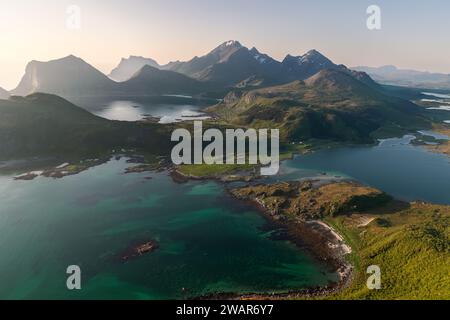 Der Gipfel des Offersoykammen in Vestvagoya bietet einen atemberaubenden Blick auf das lebendige Wasser des Nappstraumen und die Bergmauer von Flakstadoya, eine beliebte lokale wanderung Stockfoto