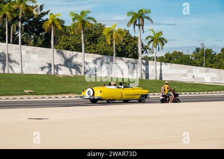 HAVANNA, KUBA - 27. AUGUST 2023: Gelbes Cadillac Serie 62 Cabriolet mit Bewegungsunschärfe in den Straßen von Havanna, Kuba Stockfoto