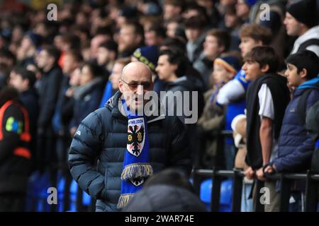 London, Großbritannien. Januar 2024. Ein AFC Wimbledon Fan, der während des FA Cup 3rd Round Matches zwischen AFC Wimbledon und Ipswich Town am 6. Januar 2024 in Plough Lane in London, England zu sehen war. Foto von Carlton Myrie. Nur redaktionelle Verwendung, Lizenz für kommerzielle Nutzung erforderlich. Keine Verwendung bei Wetten, Spielen oder Publikationen eines einzelnen Clubs/einer Liga/eines Spielers. Quelle: UK Sports Pics Ltd/Alamy Live News Stockfoto