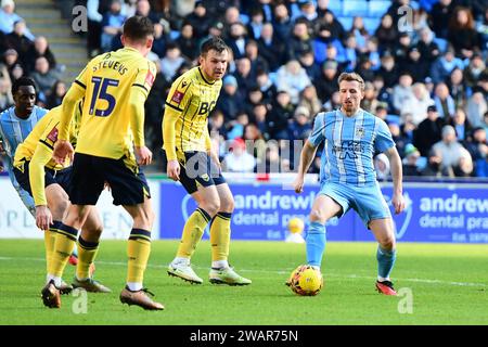 Coventry am Samstag, den 6. Januar 2024. Coventry, Großbritannien. Januar 2024. Jamie Allen (8 Coventry City) kontrolliert den Ball während des Spiels der dritten Runde des FA Cup zwischen Coventry City und Oxford United in der Coventry Building Society Arena, Coventry, am Samstag, den 6. Januar 2024. (Foto: Kevin Hodgson | MI News) Credit: MI News & Sport /Alamy Live News Stockfoto