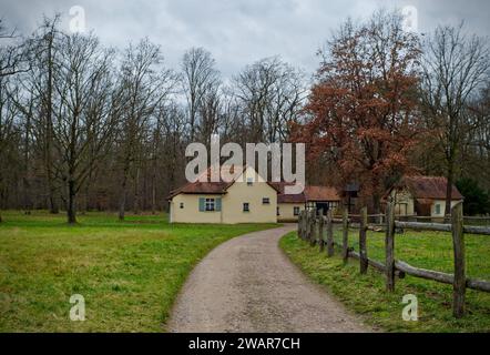 Zufahrt zum alten Bauernhof des kleinen Dorfes („Dörflein“) im Schönbusch-Park, Aschaffenburg, Bayern Stockfoto