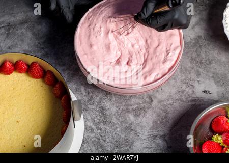 Verrühren Sie Erdbeeren mit Zucker in einem Stabmixer. Nahaufnahme Stockfoto