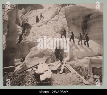 Fünf Männer, eine Frau und ein Mädchen auf dem Grindelwaldgletscher, am Eingang einer Höhle, Anonym, 1890 - 1910 fotomechanischer Druck dieser Druck ist lose im Album. Grindelwalder Papierkollotypgletscher. Bergsteigen, Bergsteigen Grindelwald Stockfoto