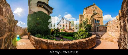 Panoramablick auf den zweiten Innenhof der Wartburg mit Küchengarten, Palas, Ritterbad und Gandem in Eisenach, Thüringen, Deutschland Stockfoto