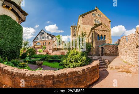 Vew des zweiten Hofes der Wartburg mit Küchengarten, Palas, Ritterbad und Gadem in Eisenach, Thüringen Stockfoto