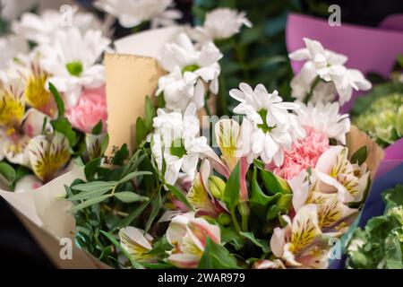 Blumen in einer Geschenkverpackung Nahaufnahme, Hintergrund Stockfoto