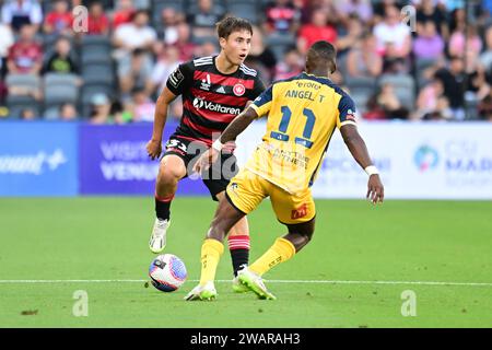 Parramatta, Australien. Januar 2024. Aidan Simmons (L) von den Western Sydney Wanderers FC und Ángel Yesid Torres Quiñones (R) von den Central Coast Mariners, die während des 11. Spiels der A-League Männer-Saison 2023-24 zwischen Western Sydney Wanderers FC und Central Coast Mariners im CommBank Stadium im Einsatz waren. Endpunktzahl: Central Coast Mariners 1: 0 Western Sydney Wanderers. Quelle: SOPA Images Limited/Alamy Live News Stockfoto