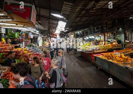 Tel Aviv, Israel - 12. November 2023: Geschäftige Marktszene mit frischen Produkten und vielfältigen Einkaufsmöglichkeiten Stockfoto