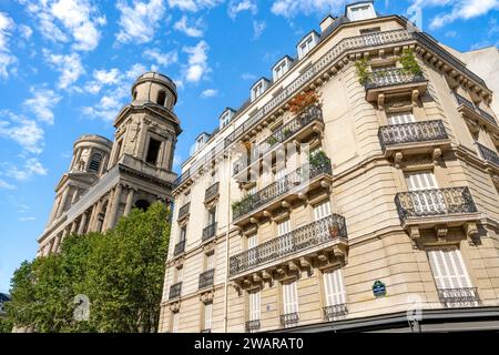 Blick auf ein typisches und elegantes Wohngebäude in der Nähe des Place Saint Sulpice im Stadtzentrum von Paris, Frankreich, mit schmiedeeisernen Geländern und Balkonen Stockfoto