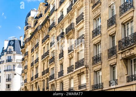Fassade eines typischen und eleganten Wohngebäudes im Viertel Passy, Paris, Frankreich, mit schmiedeeisernen Geländern und Balkonen Stockfoto