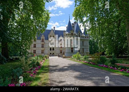 Eingang zum Schloss Azay-Le-Rideau mit Sonne, Blumen und einem wunderschönen blauen Himmel Stockfoto