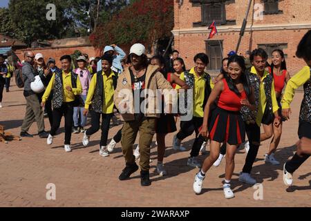 Kathmandu, Nepal – 25. November 2023: Die Jugendlichen tanzen im bollywood-Stil. Das historische Viertel Bhaktapur und der Durbar-Platz sind ein lebendiges Erbe Stockfoto