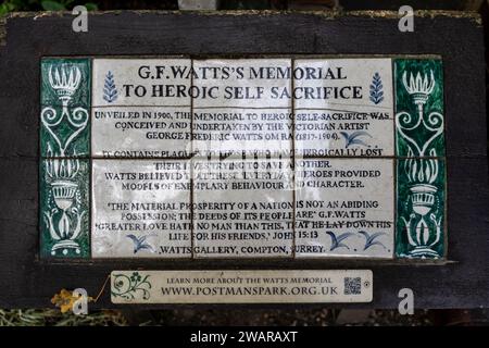 Keramikfliesen der Gedenkstätte für heldenhafte Selbstopfer im Postman's Park, öffentlicher Garten in der Nähe der St Paul's Cathedral, London, Großbritannien Stockfoto