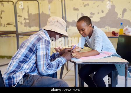 (240106) -- KWENENG, 6. Januar 2024 (Xinhua) -- Ein Mann wird als Wähler in einem Wahllokal im Dorf Mmopane, Bezirk Kweneng, Botswana, 6. Januar 2024 registriert. Die Unabhängige Wahlkommission Botsuanas (IEC) hat am Freitag den Wählerregistrierungsprozess eingeleitet, der am 3. Februar in Vorbereitung auf die Parlamentswahlen im weiteren Verlauf dieses Jahres abgeschlossen sein wird. Rund 2.880 Wahllokale im ganzen Land und 48 Wahllokale im Ausland sind um 8:00 Uhr Ortszeit geöffnet und schließen um 18:00 Uhr Batswana-Bürger ab 18 Jahren mit gültigem Personalausweis sind zur Regentur berechtigt Stockfoto