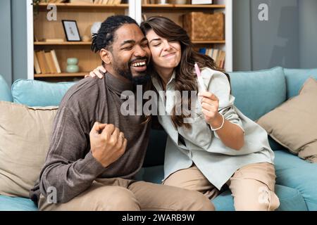 Junge verheiratete Paare zwei Leute, die sich auf einen positiven Schwangerschaftstest freuen, planten, Eltern zu werden und eine Familie zu gründen. Glücklicher Mann und schwangere Frau Stockfoto