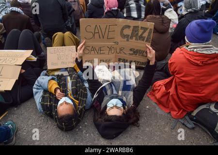 London, England, Großbritannien. Januar 2024. Pro-palästinensische Demonstranten legen sich hin und blockieren die Westminster Bridge. Tausende Demonstranten marschierten in Westminster und forderten einen Waffenstillstand, während der Krieg zwischen Israel und Hamas fortgesetzt wird. (Kreditbild: © Vuk Valcic/ZUMA Press Wire) NUR REDAKTIONELLE VERWENDUNG! Nicht für kommerzielle ZWECKE! Quelle: ZUMA Press, Inc./Alamy Live News Stockfoto