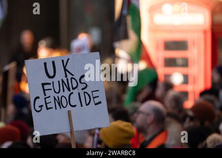 Manchester, Großbritannien. Januar 2024. Demonstranten in Manchester, Großbritannien, gegen den Krieg in Gaza. Palästinensische Proteste im Zentrum von Manchester. UK. Über zweitausend Demonstranten versammelten sich auf dem Petersplatz und forderten einen Waffenstillstand. Sie marschierten dann durch das Stadtzentrum. Die Polizei bewachte Filialen, von denen die Demonstranten sagten, dass sie Verbindungen zu Israel hatten, einschließlich Barclays Bank und Starbucks Coffee. Die Demonstranten schwenkten Fahnen und trugen Plakate mit Slogans gegen den Krieg. Manchester UK. Bild: Garyroberts/worldwidefeatures.com Credit: GaryRobertsphotography/Alamy Live News Stockfoto
