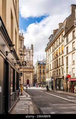 Ein Blick auf eine leere Rue de Sévigné, mit Eglise Saint-Louis-Saint-Paul im Hintergrund, Marais Quartier, 4. Arrondissement, Paris Stadtzentrum Stockfoto