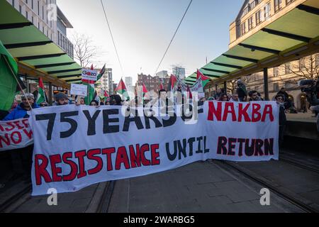 Manchester, Großbritannien. Januar 2024. Demonstranten in Manchester, Großbritannien, gegen den Krieg in Gaza. Palästinensische Proteste im Zentrum von Manchester. UK. Über zweitausend Demonstranten versammelten sich auf dem Petersplatz und forderten einen Waffenstillstand. Sie marschierten dann durch das Stadtzentrum. Die Polizei bewachte Filialen, von denen die Demonstranten sagten, dass sie Verbindungen zu Israel hatten, einschließlich Barclays Bank und Starbucks Coffee. Die Demonstranten schwenkten Fahnen und trugen Plakate mit Slogans gegen den Krieg. Manchester UK. Bild: Garyroberts/worldwidefeatures.com Credit: GaryRobertsphotography/Alamy Live News Stockfoto