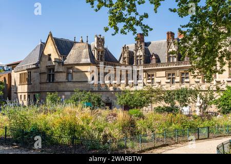 Kleiner öffentlicher Garten auf dem Platz Samuel Paty in der Rue des Ecoles, mit Musée de Cluny im Hintergrund, 5. Arrondissement, Paris Stadtzentrum, Frankreich Stockfoto