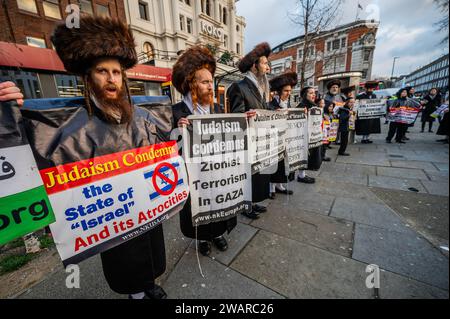 London, Großbritannien. Januar 2024. Die Kundgebung wird von orthodoxen juden unterstützt, die weder Israel noch den Zionismus – Palästina-Protest unterstützen, indem sie eine Waffenruhe fordern (in Gaza), und eine Kundgebung im Büro des Keir Starmer MP und Tulip Siddiq MP im Crowndale Centre. Der Protest wurde von Stop the war, der Palestine Solidarity Campaign UK und Friends of Al Aqsa organisiert. Guy Bell/Alamy Live News Stockfoto