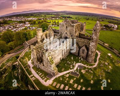 Luftaufnahme von Dunmore Castle in County Donegal, Irland, zeigt die antiken Ruinen auf einem grasbewachsenen Hügel, umgeben von einer ruhigen Landschaft Stockfoto