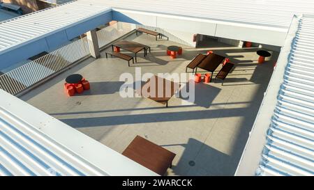 Blick aus der Vogelperspektive auf den Sitzbereich im Freien mit Metalltisch und Stühlen Stockfoto