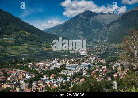 Ein Blick aus der Vogelperspektive auf die malerische Stadt Meran in Südtirol, Italien. Stockfoto