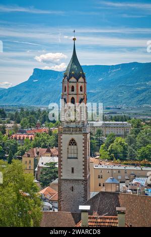 Ein Blick aus der Vogelperspektive auf die malerische Stadt Meran in Südtirol, Italien. Stockfoto