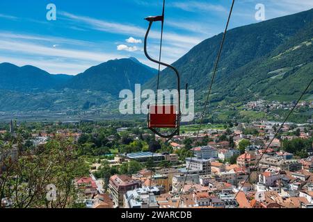 Ein Blick aus der Vogelperspektive auf die malerische Stadt Meran in Südtirol, Italien. Stockfoto