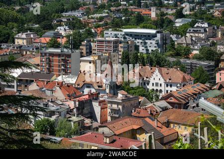 Ein Blick aus der Vogelperspektive auf die malerische Stadt Meran in Südtirol, Italien. Stockfoto