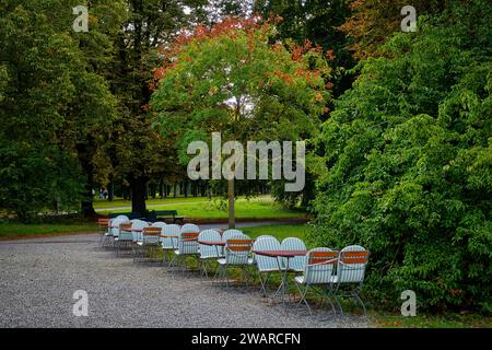 Ein malerischer Blick auf einen idyllischen Pfad, gesäumt von leeren Stühlen. Stockfoto