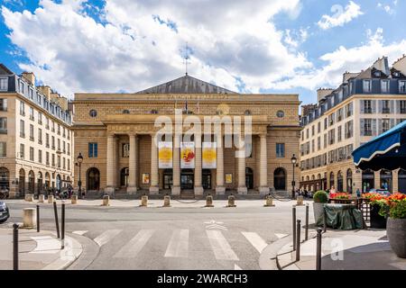 Blick auf den Place de l'Odéon mit der Fassade des Theaters Odéon, leer, keine Autos, blauer Himmel, 6. Arrondissement, Stadtzentrum von Paris, Frankreich Stockfoto