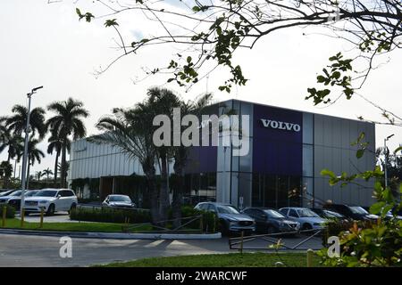 Miami, USA. Januar 2024. MIAMI, FLORIDA - JANUAR 05: Außenansicht eines Verkaufsraums eines Volvo Autohändlers. Volvo erreicht im Jahr 2023 einen neuen weltweiten Umsatzrekord, da die Nachfrage nach Elektrofahrzeugen steigt und am 5. Januar 2024 in Miami, Florida, im Jahr 2023 113.419 Elektrofahrzeuge verkauft wurden. (Foto: JL/SIPA USA) Credit: SIPA USA/Alamy Live News Stockfoto